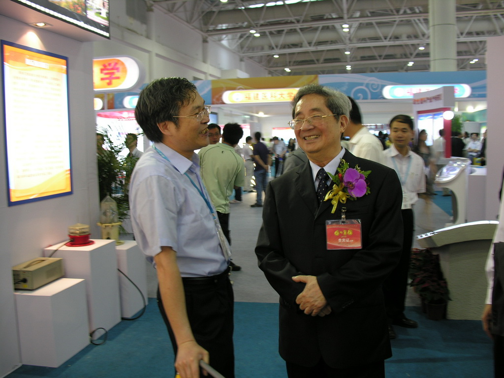 陈明义到江南（中国）展馆参观