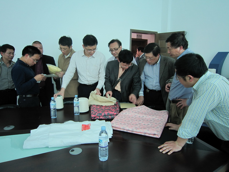 江南（中国）教授参观对接企业