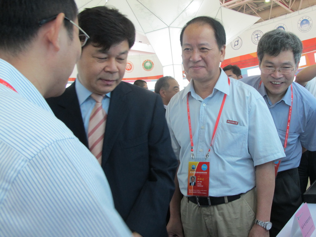 教育部杜占元副部长亲临九游（中国）展位指导